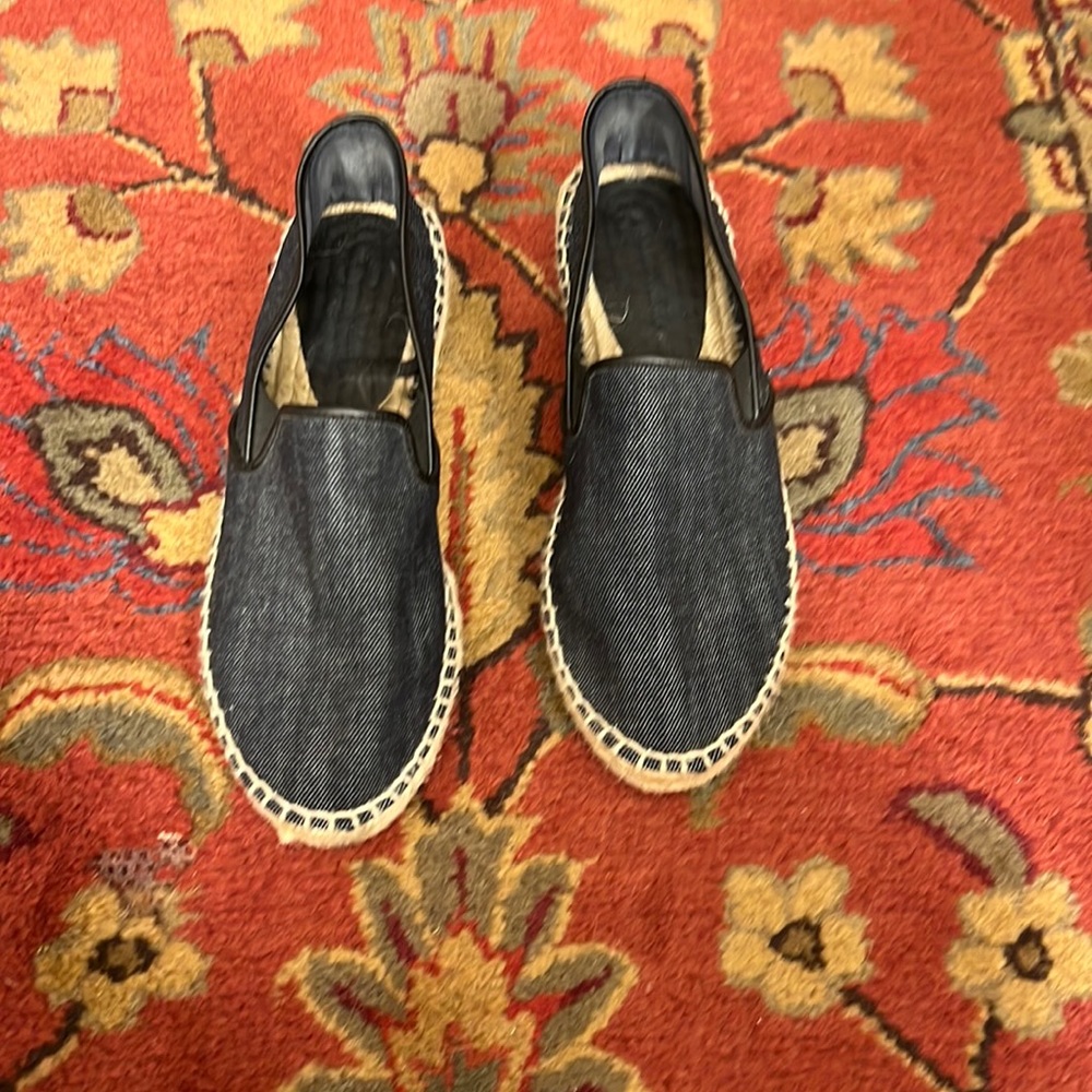 Zara Women’s espadrilles, size 36. I wear a 6.5-7 and these fit me comfortably.
